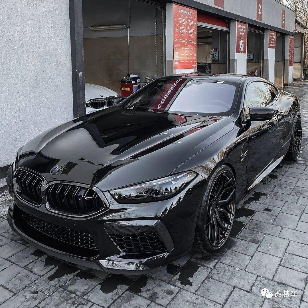 网红宝马m8黑武士改装血红的眼睛里透露出一股杀气