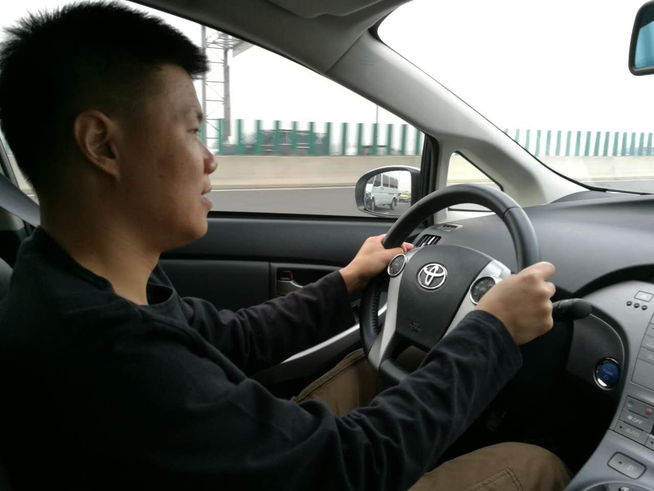 day2:省油妙招 我开过七八种丰田的车型,每一种的方向盘都是轻飘飘的