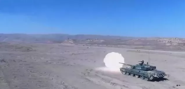 而此时坦克还以30公里的时速前进,要计算出炮弹的抛物线弹道,解出射击