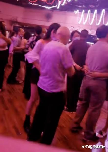 西安的"暗舞",昆明的"摸摸舞",甘肃的"摸吧",东北的"黑三曲",这其实都