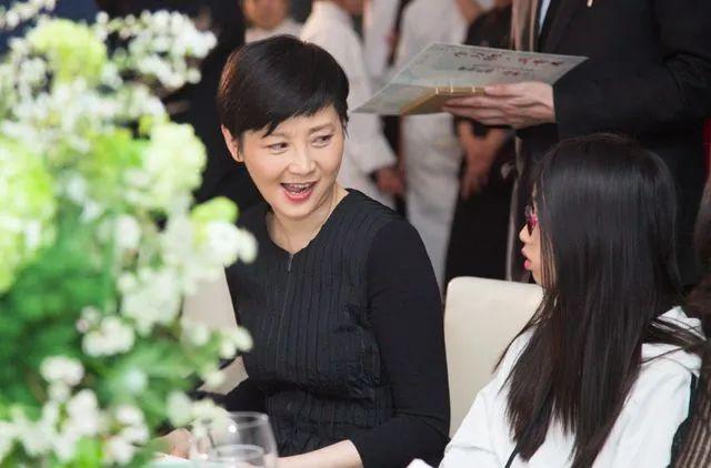 而在与前妻离婚娶了徐帆之后,冯小刚和徐帆则并没有生下子女,而是领养