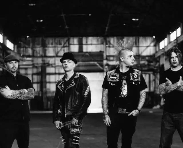 上衣,外套:皮衣(镶铆钉),牛仔(镶铆钉)发型:鸡冠头,爆炸头,skin head