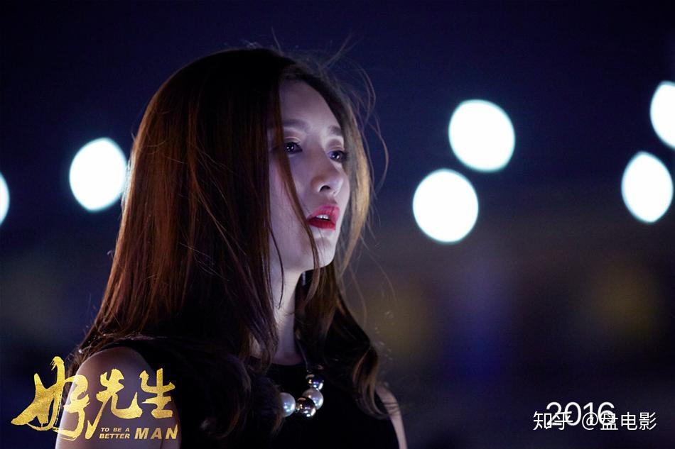 《危城》中的白玲,齐刘海马尾辫的造型让江疏影的颜值减分不少,清秀的