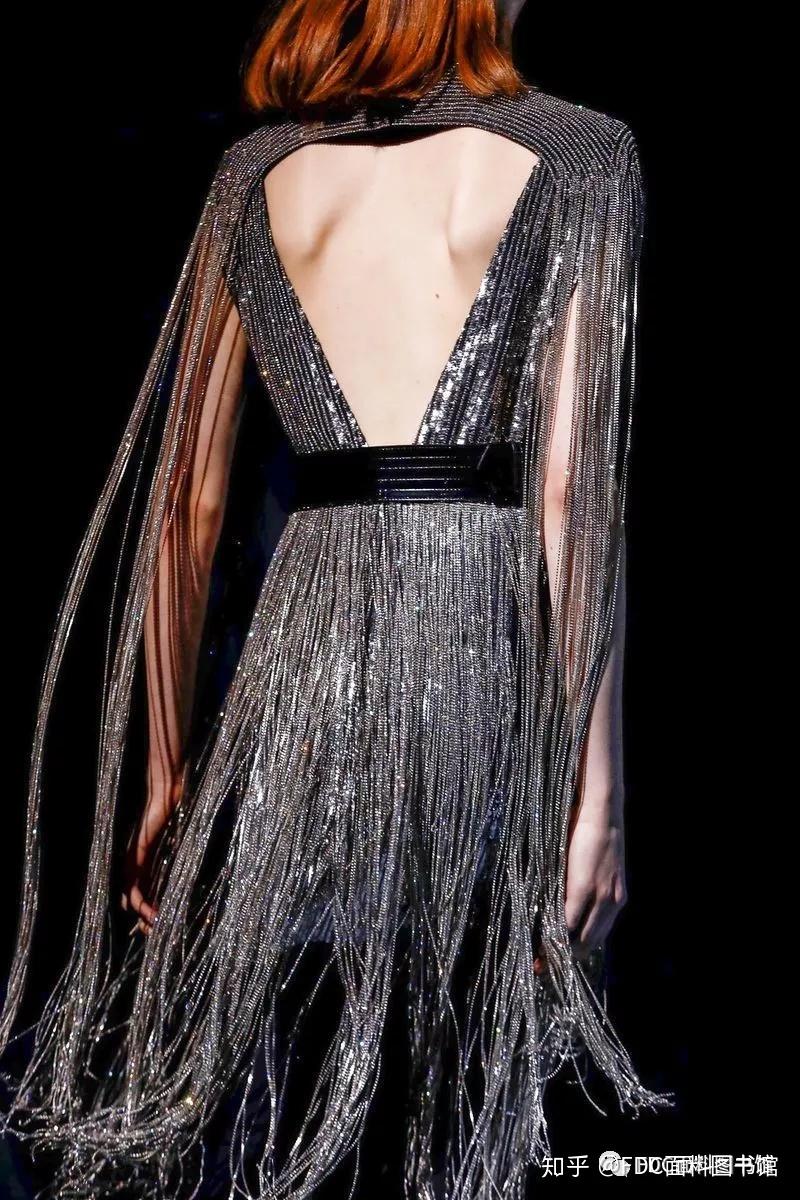 在行走的摆动之间摇曳多姿步履匆匆中神采飞扬在服装局部中加入流苏的