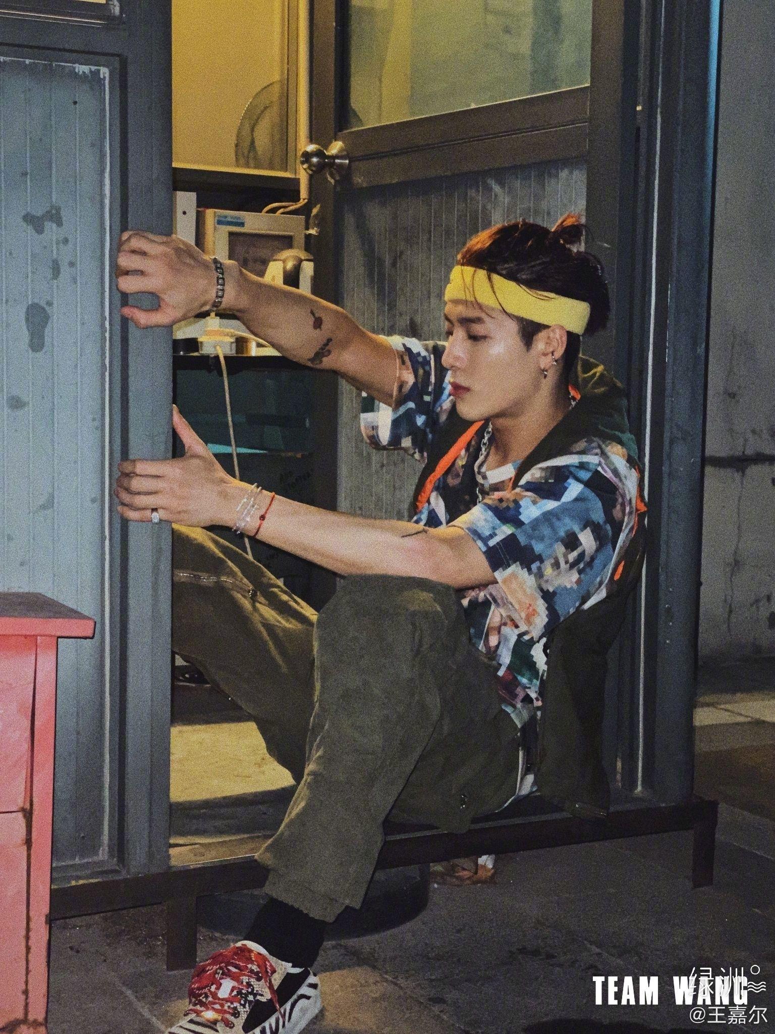 王嘉尔是有女朋友了吗?手上戴着黑色橡皮筋是女友给的吗?