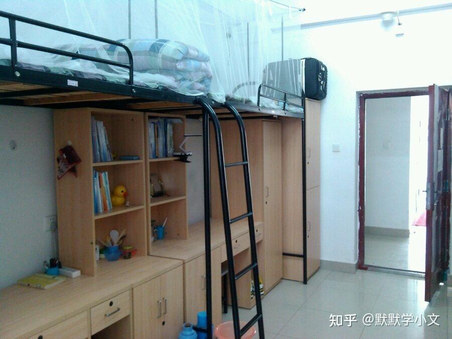 南京航空航天大学金城学院宿舍是六人间,四个上铺,两个下铺,两边是