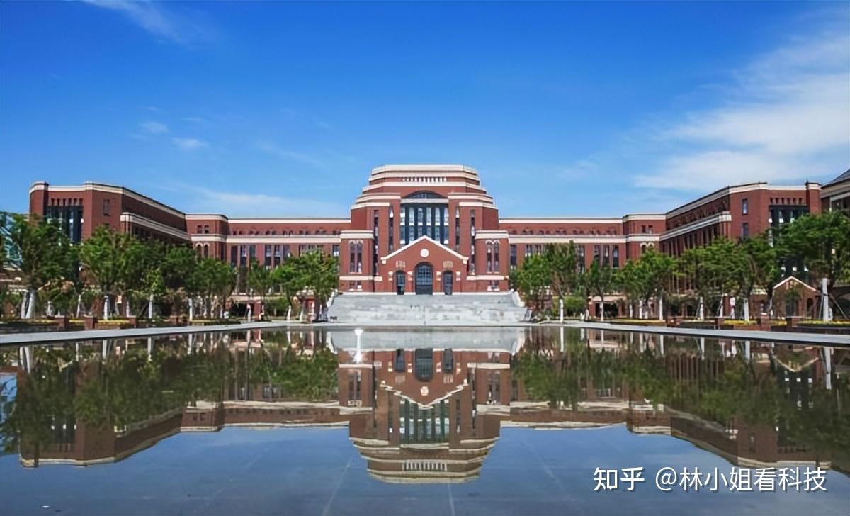 有消息称,事发学校为上海建桥学院.上海建桥学院学校办公室.