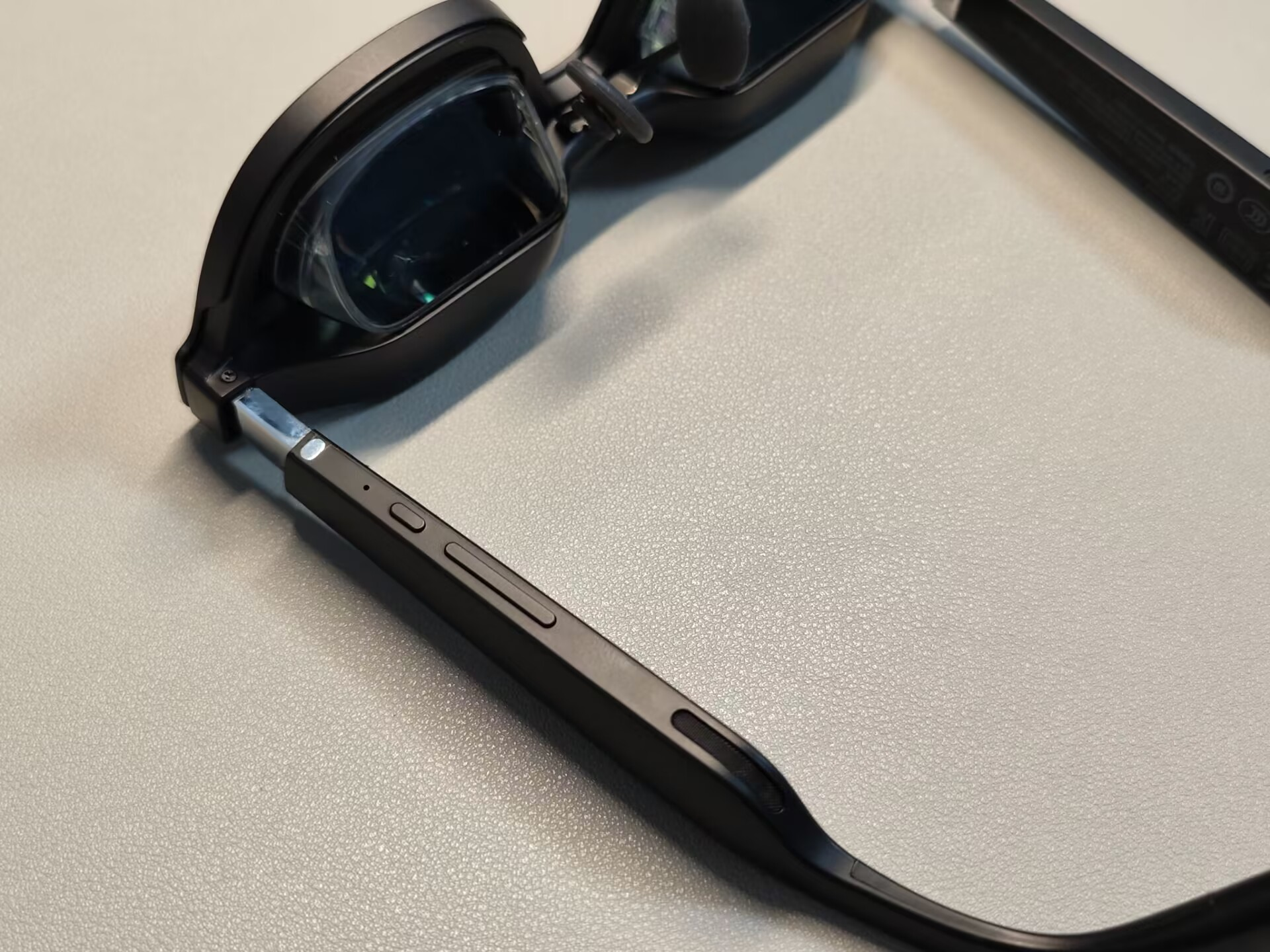 大屏观影选ar眼镜还是投影仪nrealair和极米newz6x深度对比测评ar眼镜