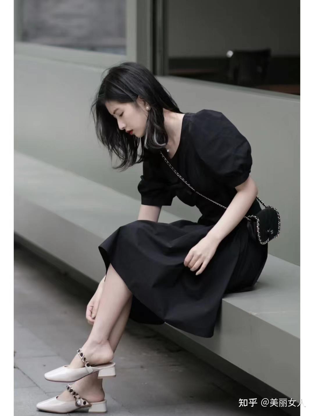 穿黑裙子搭配什么颜色鞋子好看呢