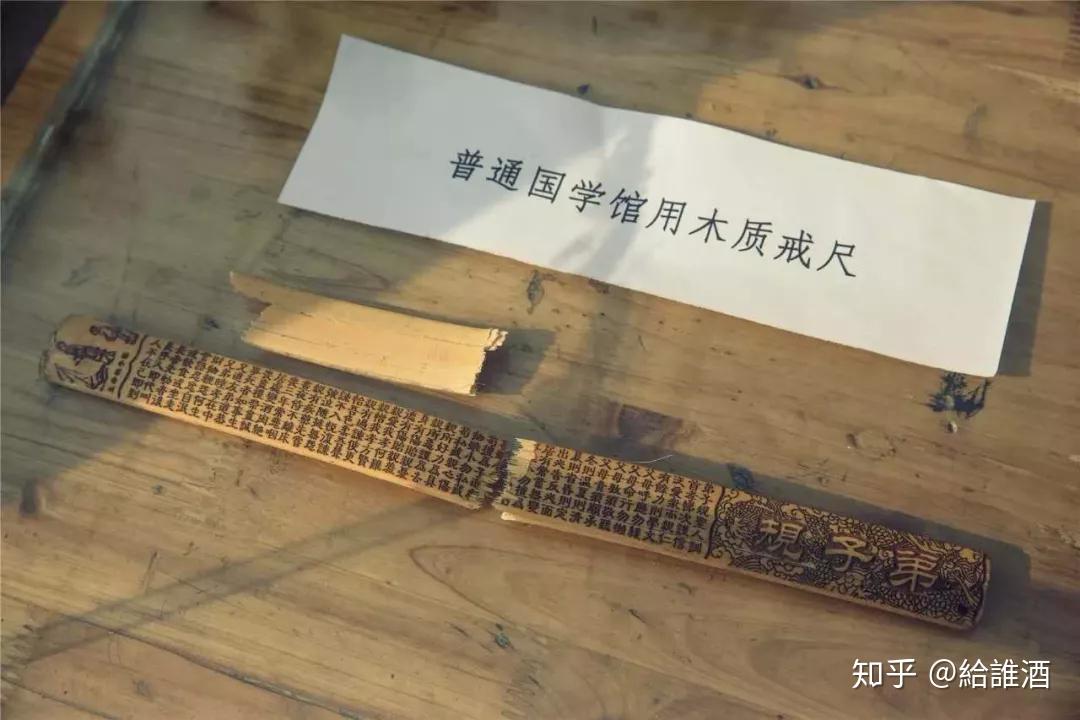 67十几岁的少男少女,在里面经历 龙鞭,戒尺,关小黑屋一系列非人折磨