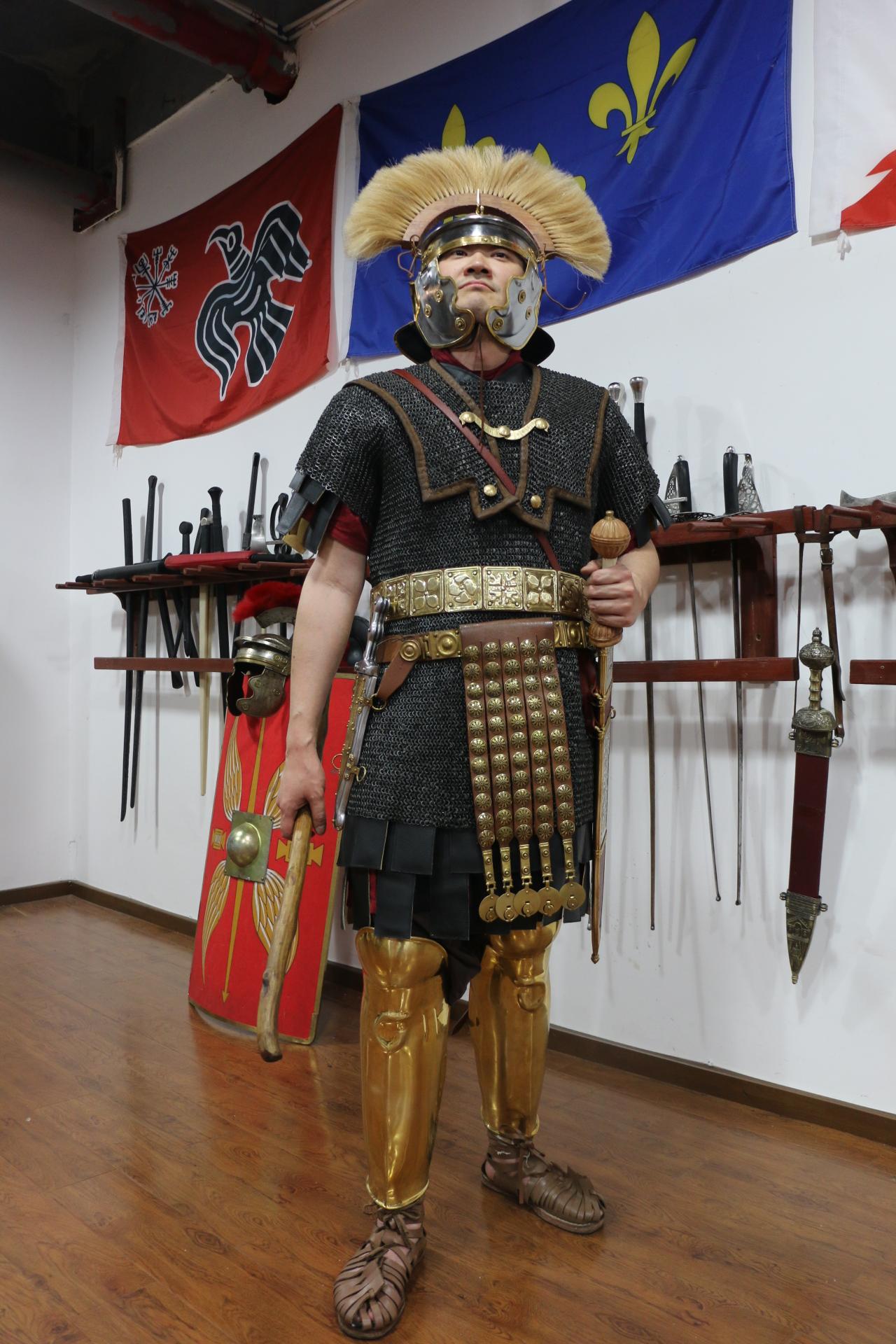 持剑青铜盔甲的罗马士兵 库存照片. 图片 包括有 罗马, 服装, 盔甲, 帝国, 披风, 毛皮, 姿势 - 217913976