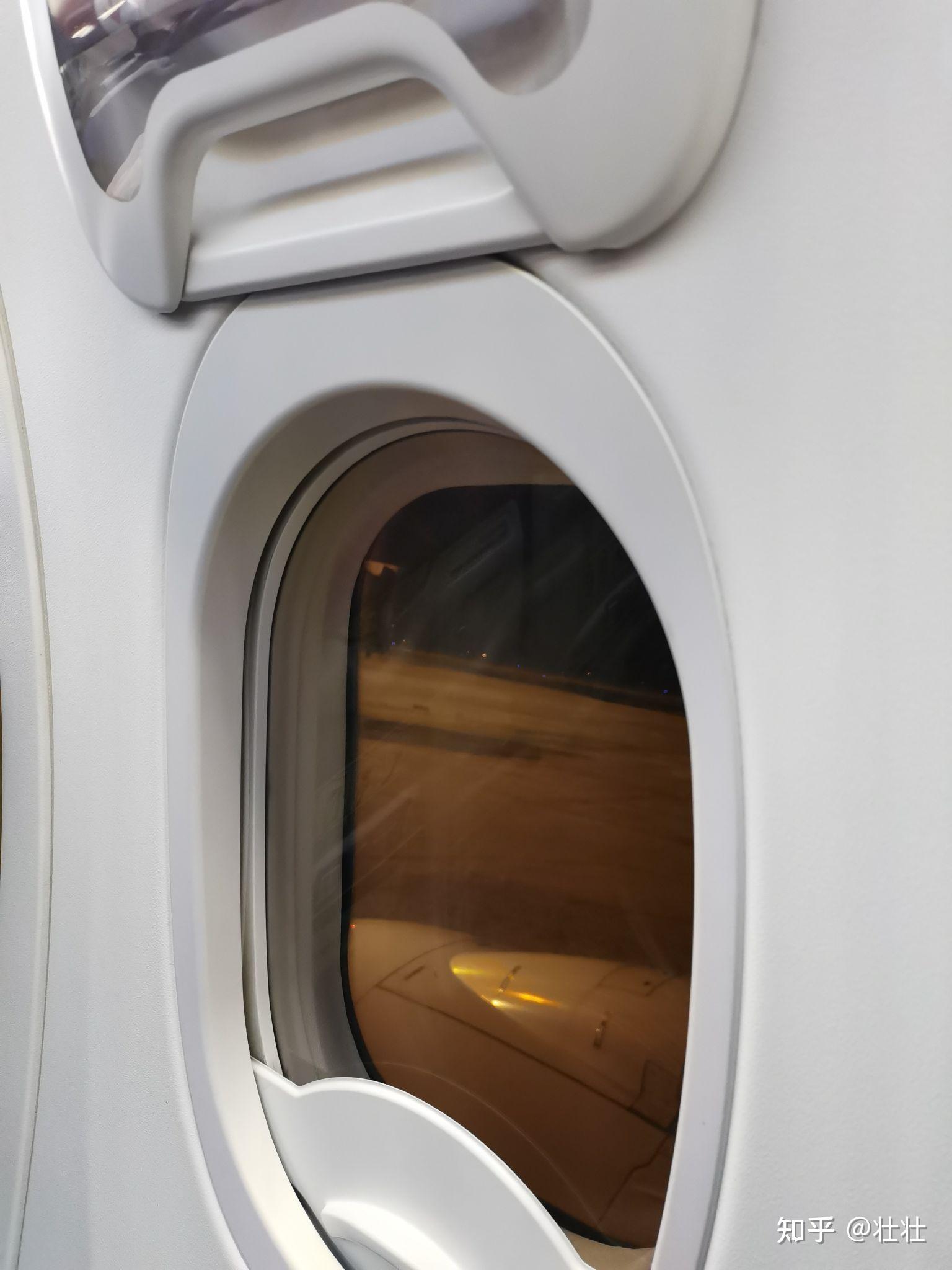 为什么飞机上遮光板通常都是向上推打开而机翼位置窗户的遮光板是向下