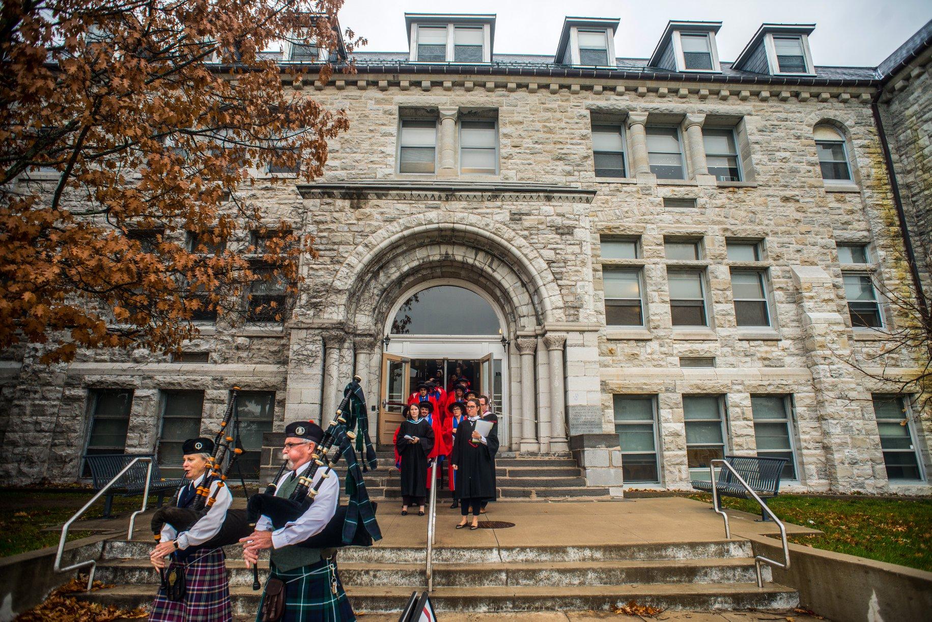 美国杜兰大学的弗里曼商学院正在一步步让不了解它的人认可并崇拜