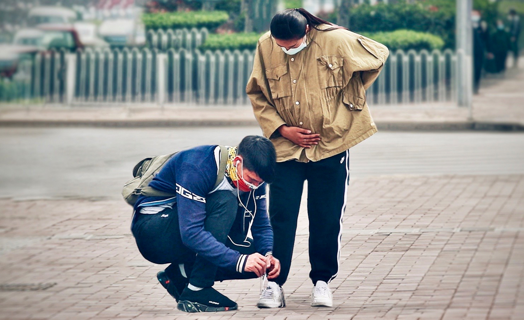 【腾讯新闻】上海的小伙蹲下为女友系鞋带一转身崩溃了 监控拍下令人