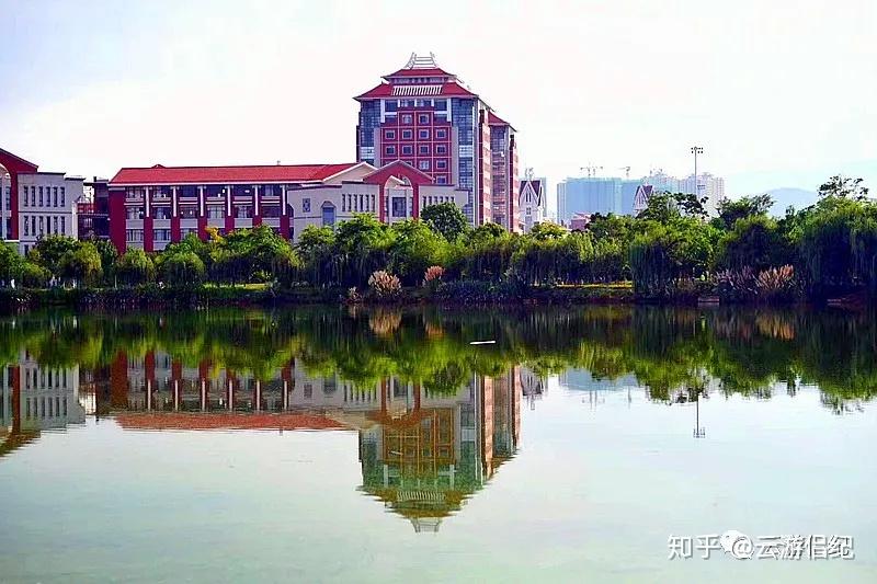 云南民族大学雨花湖图片