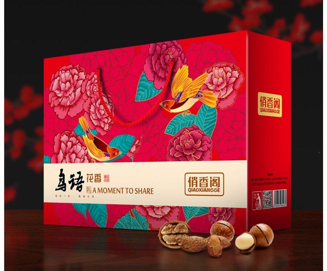俏香阁年货坚果礼盒这个礼盒叫鸟语花香礼盒,礼盒和内包装都是红红