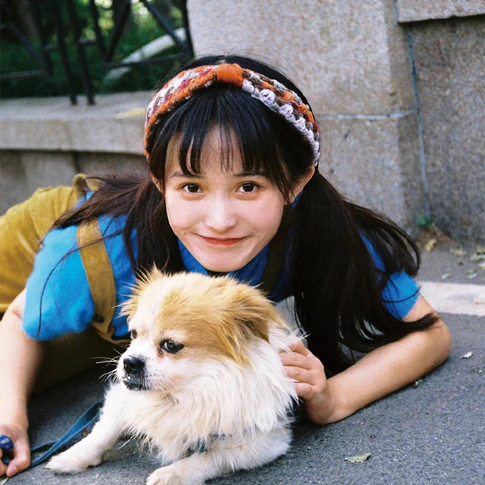 有没有女孩子抱着狗狗的头像,越多越好?