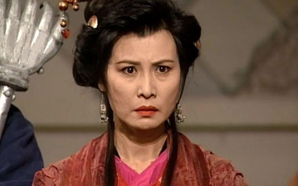 叶二娘的形象,在木婉清看来,是颇有姿色,多看了几眼之后,看到她左右