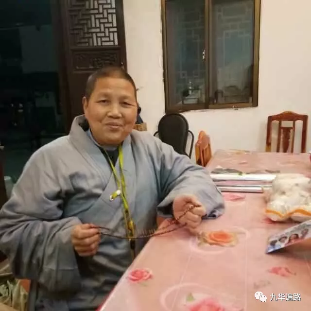 九华山聚龙寺住持慧莲法师这些孩子在寺院的时候,慧莲法师坚持送他们