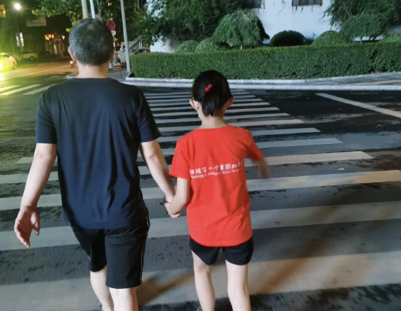 突然发现，父母从来没有教过我们如何社会化，你们也是成年后才自己补完这门课的吗？