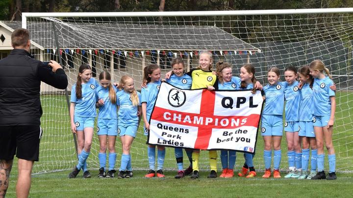 英国女孩足球队击败11支男孩足球队获得冠军