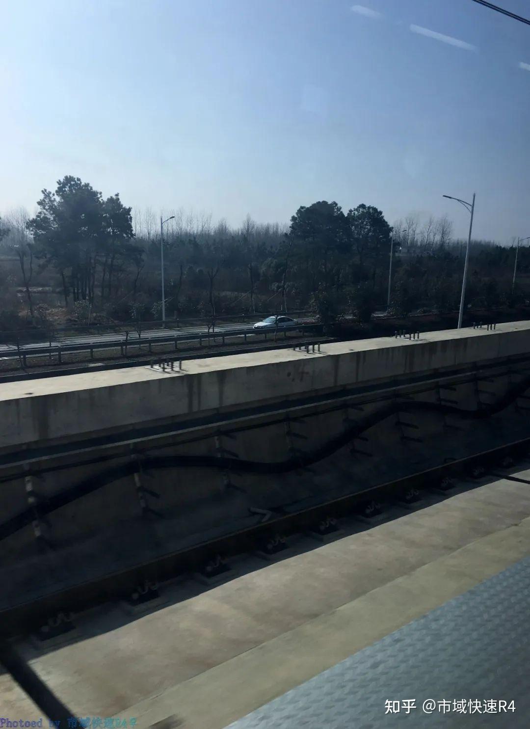 继续前进,在石湫站—明觉站区间,为了避让高压电缆走廊,出现了高架