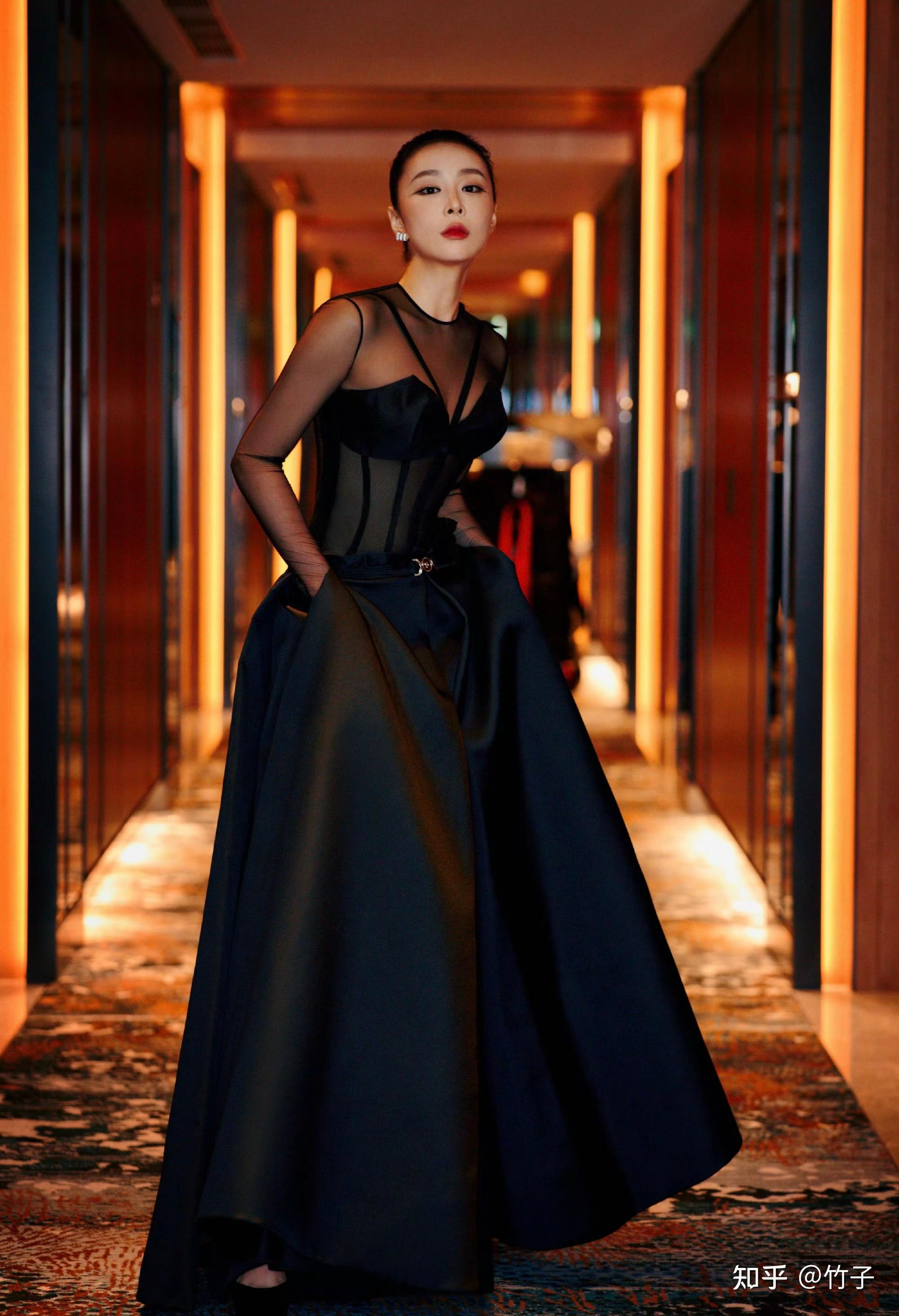 高叶最新美照分享黑色透视礼服裙性感妩媚至极高叶好美啊