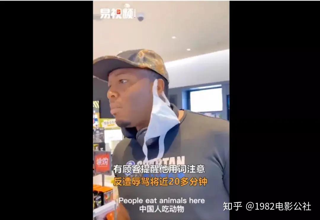 无法无天黑人疯狂辱骂中国女孩我想怎么骂就怎么骂中国人