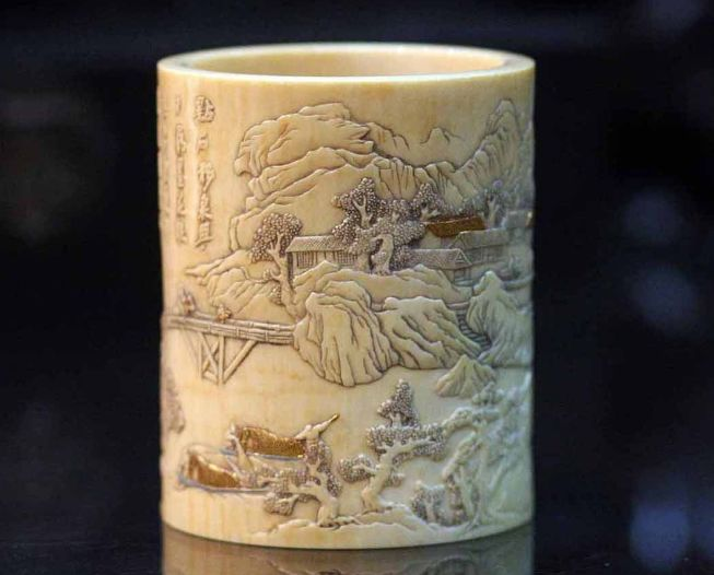 大清康熙年製筆筒 大清康熙年製 辰砂大筆筒 An inscribed blue and