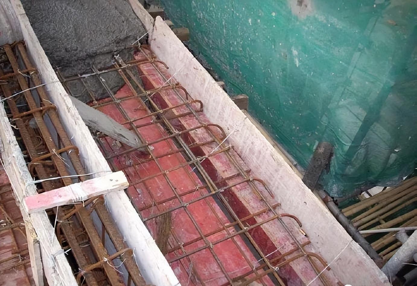 悬挑板面筋位置不到位,紧贴底筋未进行支垫.