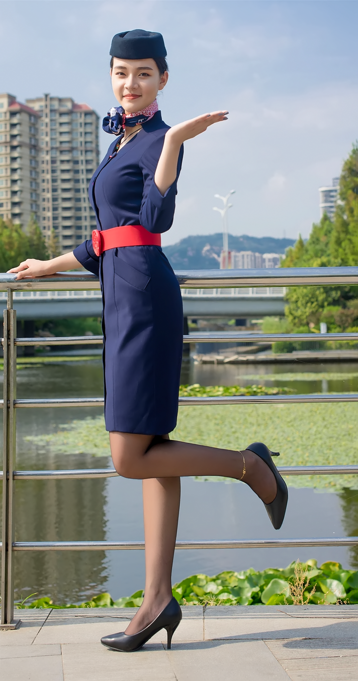 美女写真蓝色空姐制服搭性感黑丝长腿媲美杨幂女人味十足