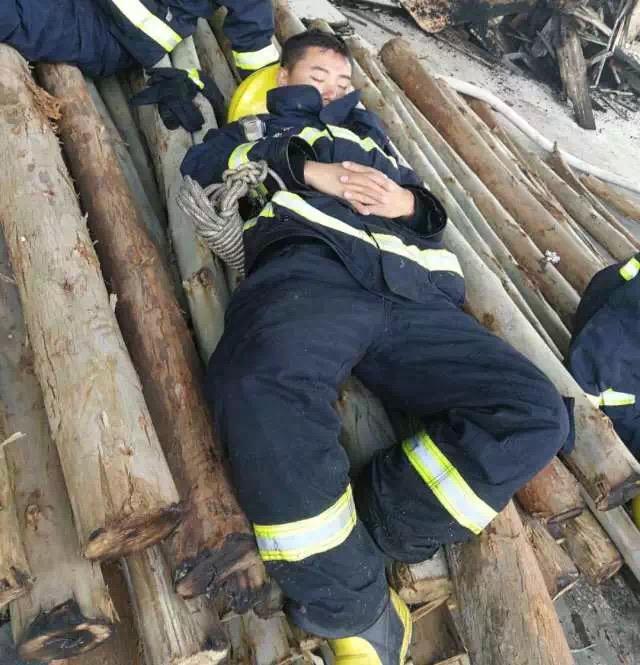 消防战士的睡姿图片