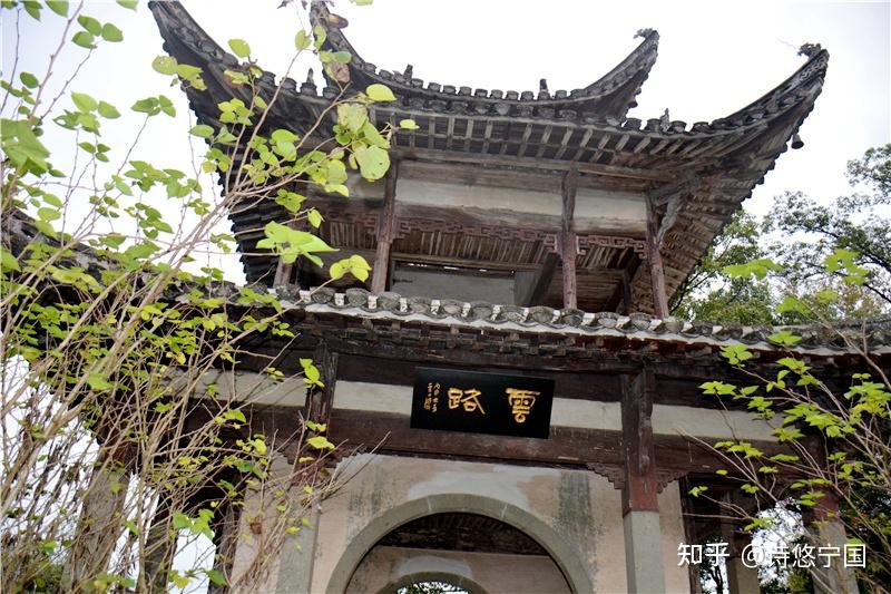 八角亭的东面,是电视剧《天仙配》中充当月老的"老槐树", 其实是棵400