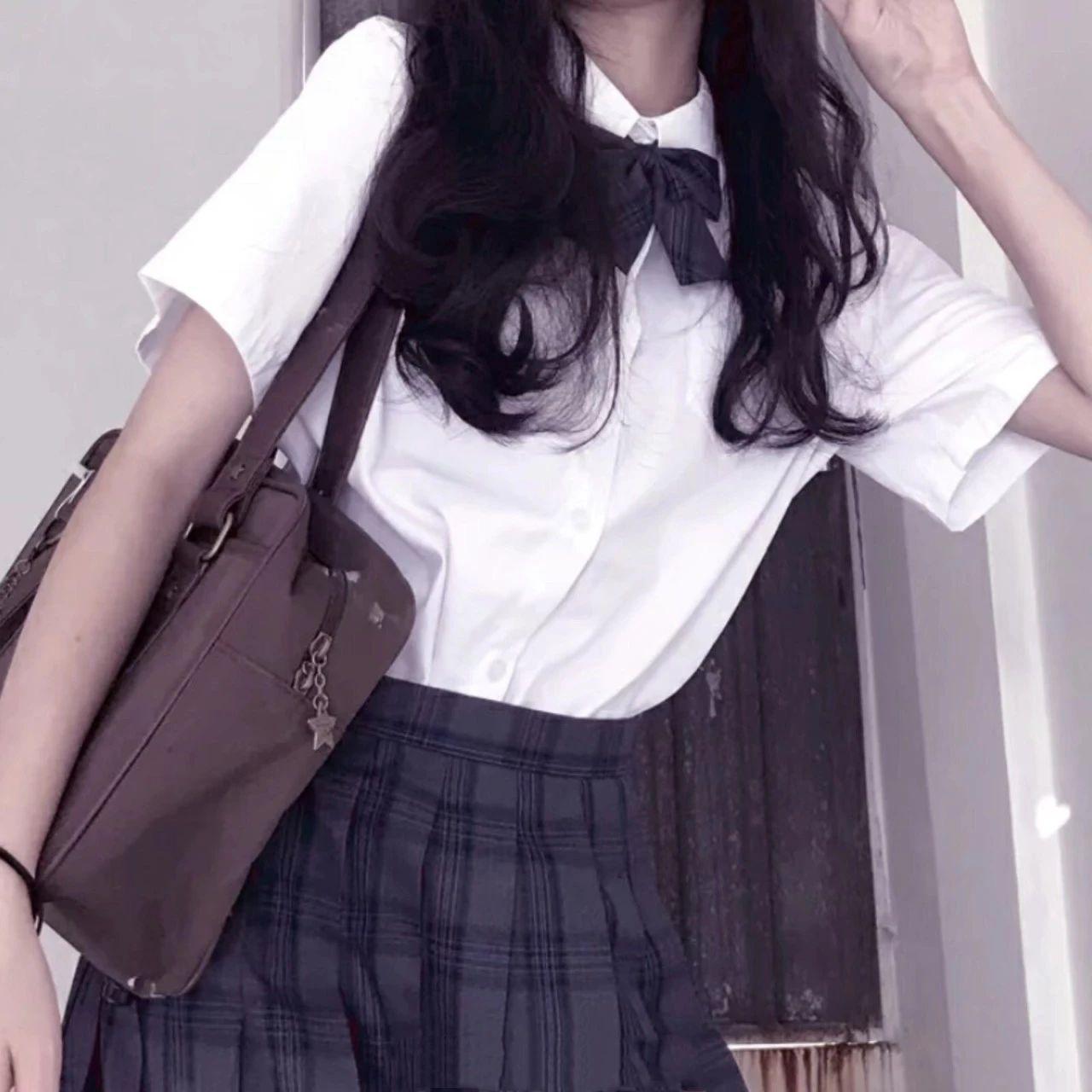 有没有那种穿jk的女头像? - 知乎