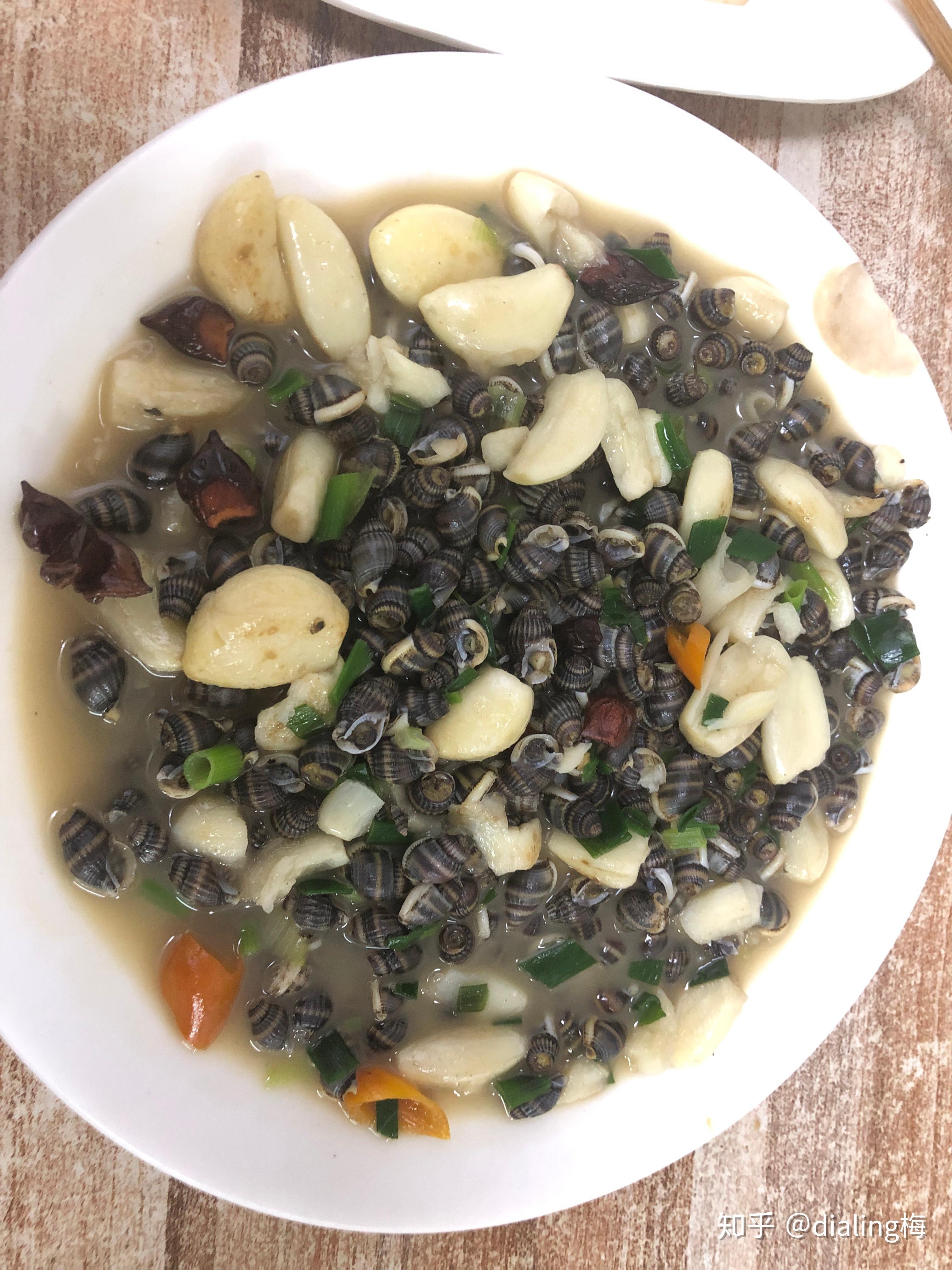 然后去镇上吃饭,一碗拌肉片10元,鸡蛋米线6块,吃了一份麦螺(下图)30元