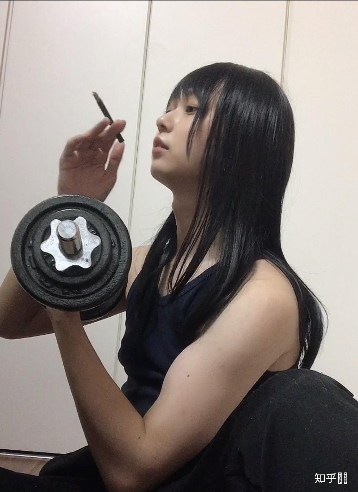 作为一个女孩子有喉结还很明显是一种什么样的体验?