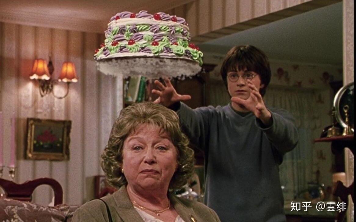 "梅森夫人像女鬼似的尖声怪叫,马上逃出了这所住宅,口里喊着疯子,疯子