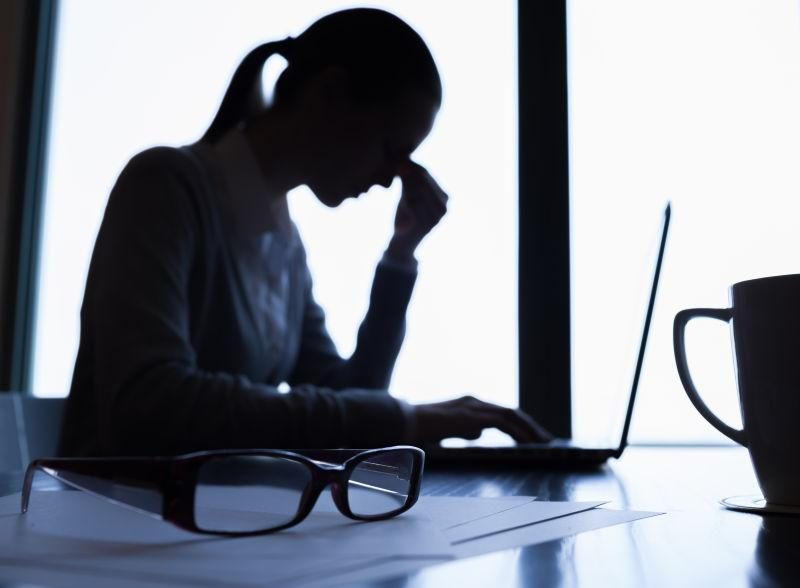 年轻人抱怨工作学习压力大快扛不住了怎么办?学会轻松生活很重要!