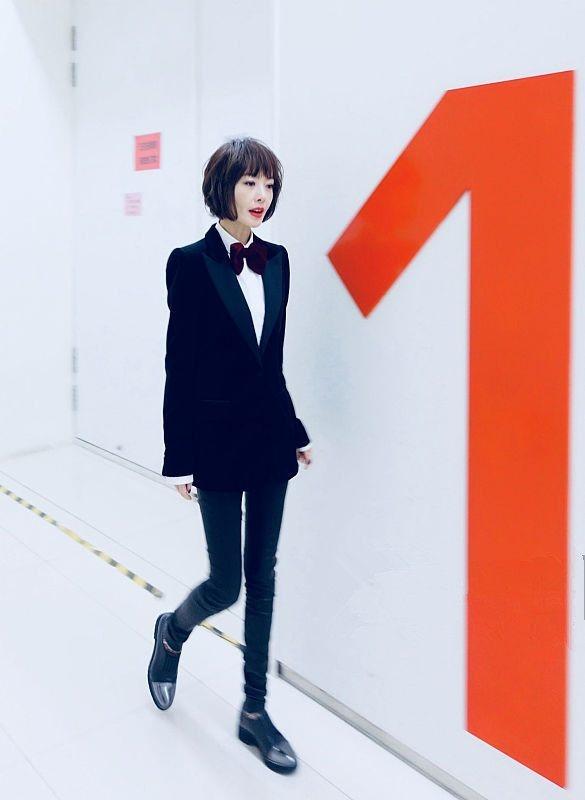 鲁豫穿黑色皮裤现身一双细腿无人敌网友连郑爽都要服输了