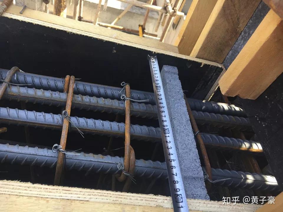 水泥撑棍,用来控制模板宽度,一般比需控制的宽度少3~5mm,比如30cm宽度