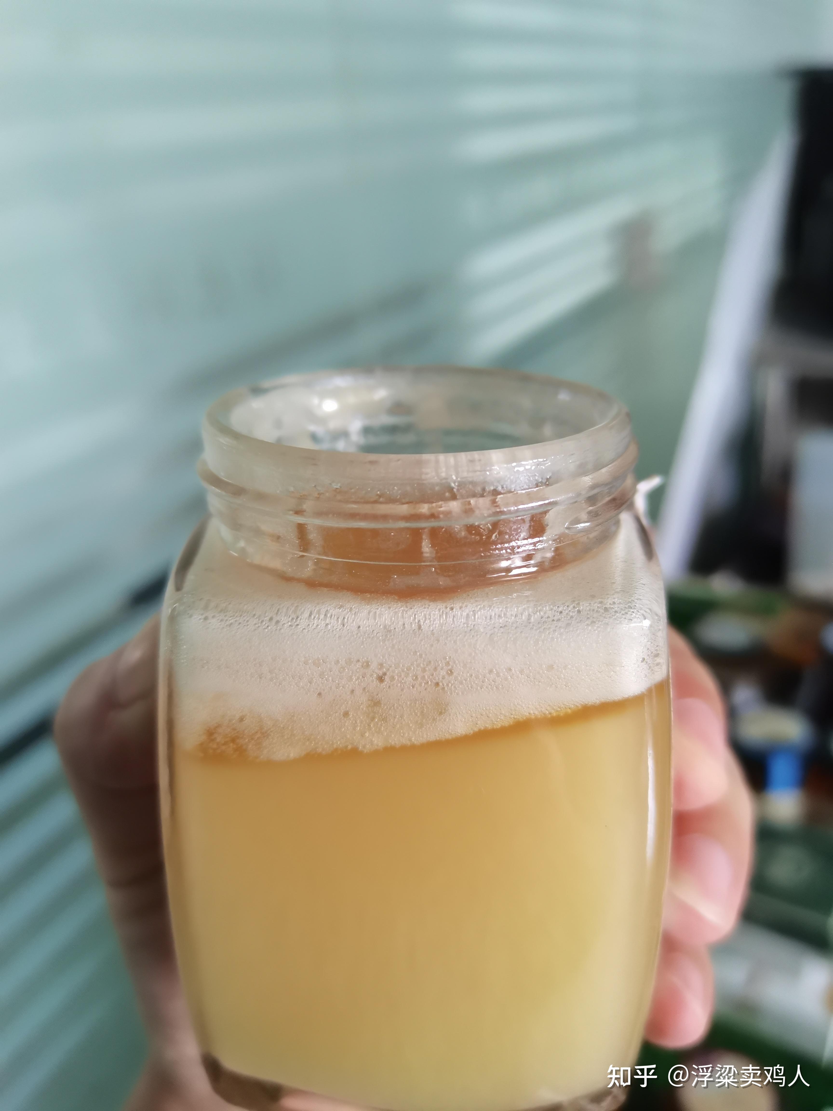 放冰箱里的蜂蜜过期了(蜂蜜放冰箱过期了还能喝吗,怎样处理)