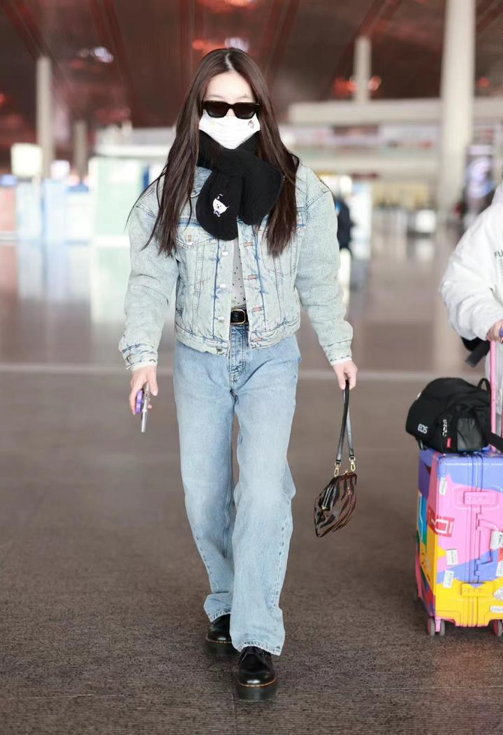 徐梦洁水洗牛仔夹克配丹宁蓝牛仔裤,干练得体又时髦