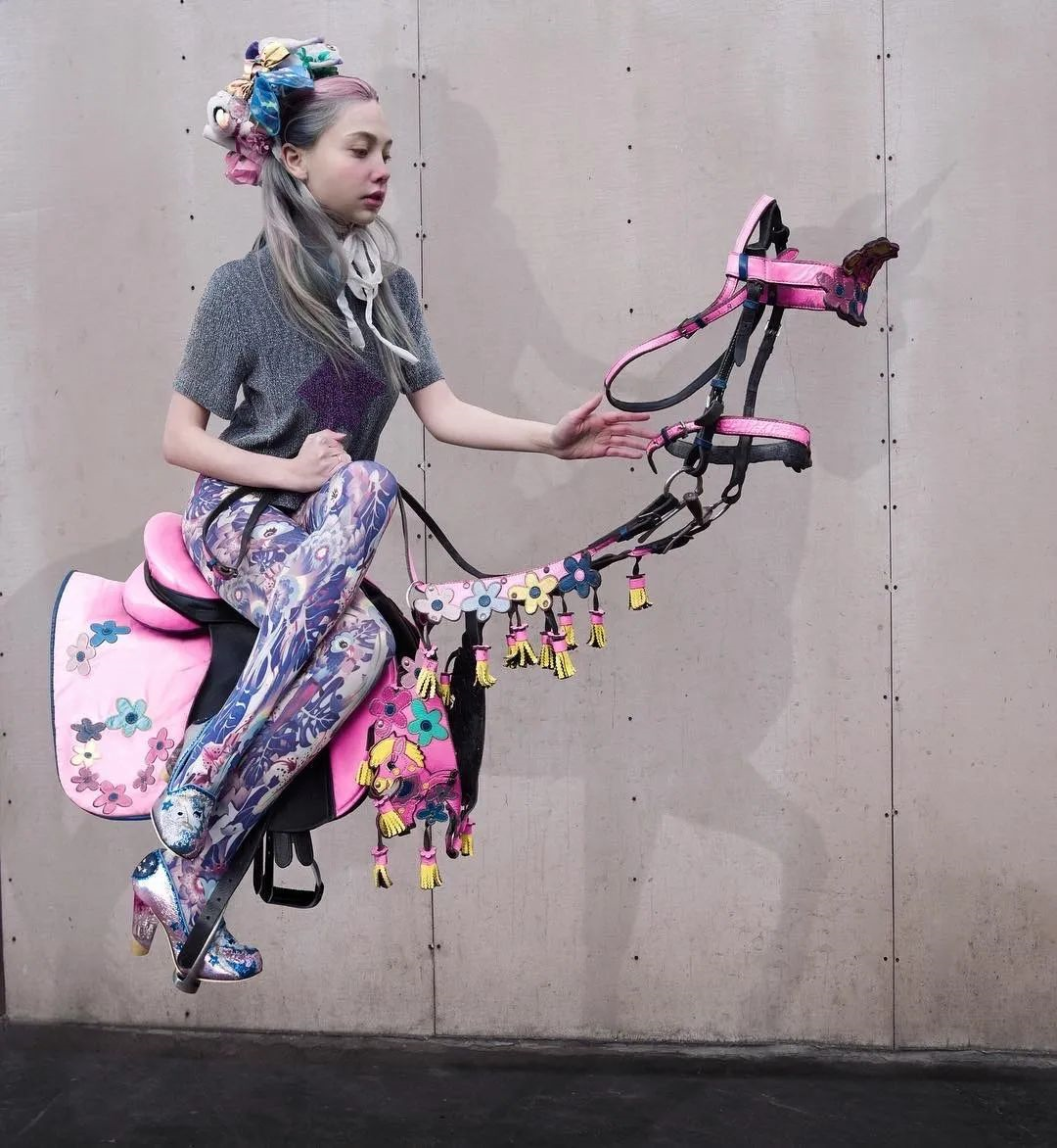 绝了90后小姐姐在身上画画用诡异自拍征服世界狂吸452万粉