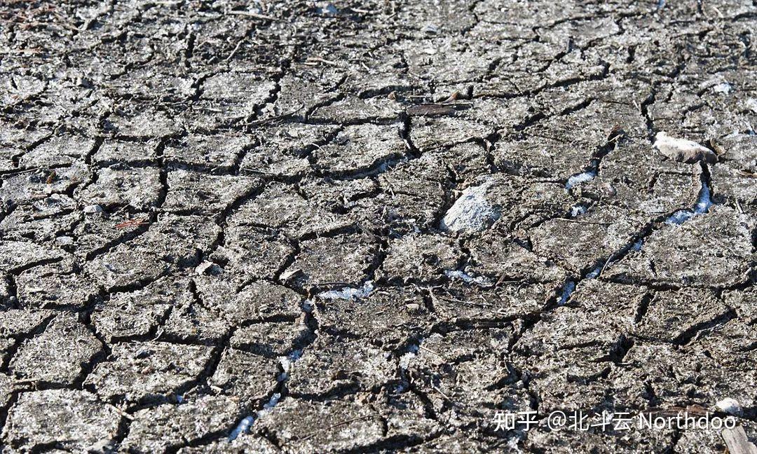 需要注意冻土的季节变化,基础建设极易因为冻土的冻胀和融沉而被破坏