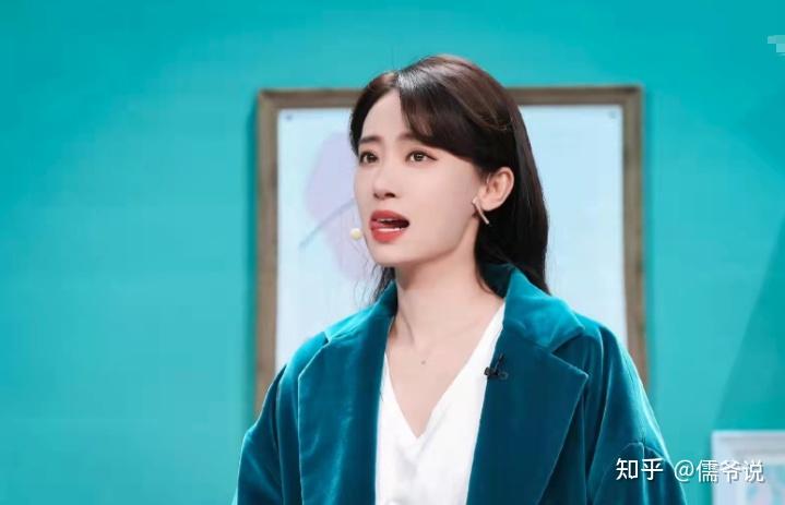 张小斐春晚穿万元大衣成为新年首位种草王或将往直播带货发展