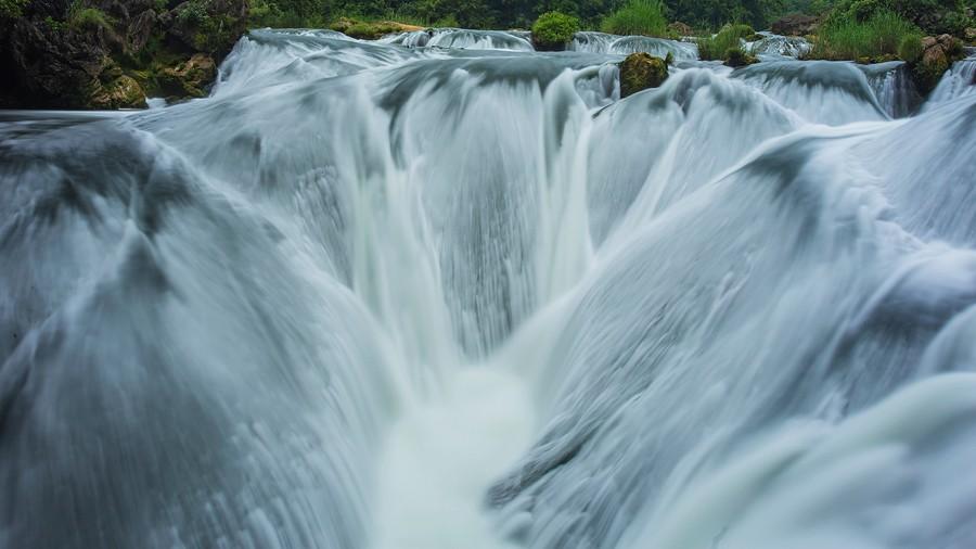 银链坠潭瀑布