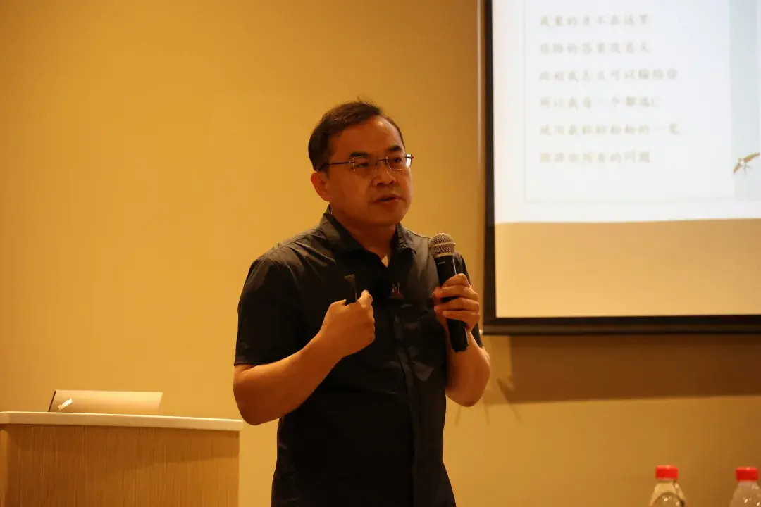 今天,清华长庚医院疼痛科主任路桂军教授带领活动现场近50位患者及