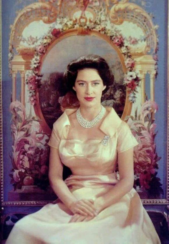 作为玛丽皇后的孙女,乔治六世国王的小女儿,伊丽莎白二世的妹妹