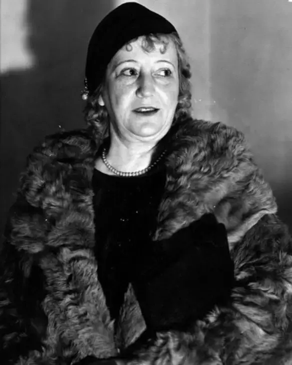 沃尔布加于1880年出生在德国,后随家人移民至美国威斯康星州,童年大