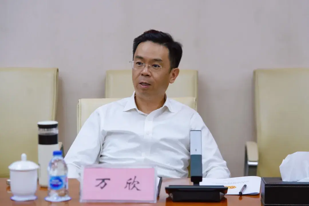 万欣 北京市人大代表,北京市律师协会副会长,北京天霜律师事务所主任